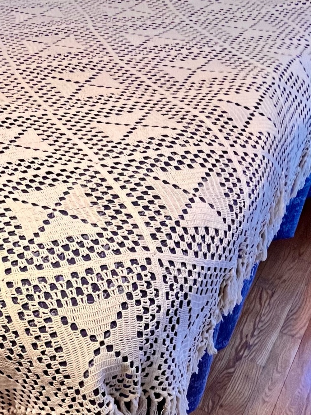 Handmade Vintage Scalloped Crochet Bedspread Queen/King 80x105 Cream Beige Ecru